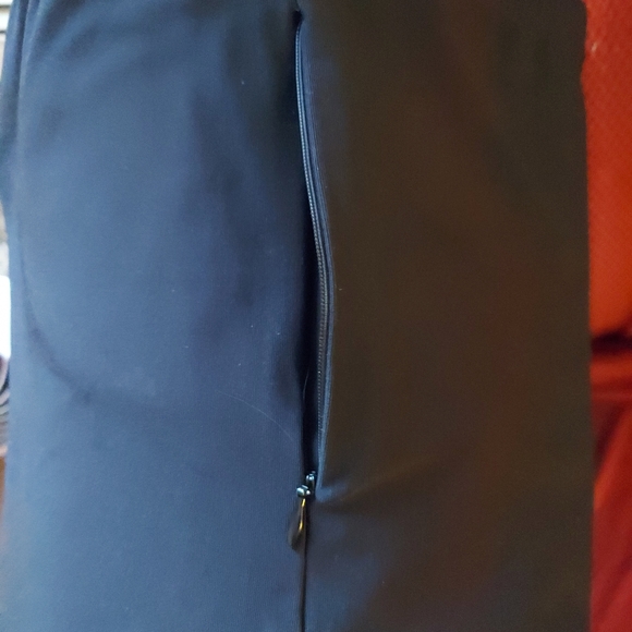 Women's Black Nike Dry Fit Short 3.5" with large side zip pocket Size M - Picture 4 of 6